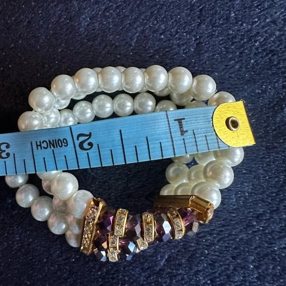 Beautiful faux pearl bracelet with purple hue jewels Stylish and timeless. - Picture 6 of 6